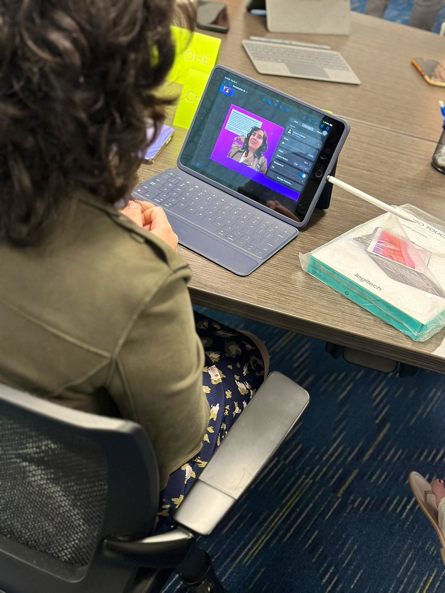 tayloryourteach's tweet image. 🤩 #RISDAIMAlumni is in the house! We have day two with @arosansky &amp;amp; @mryenca for #AppleProfessionalLearning! This morning our teachers:
🎨 Explored Pop Art
🗣️ Discussed Culture
🎥 #Keynote Live Video
#AppleTeacher #RISDWeAreOne
