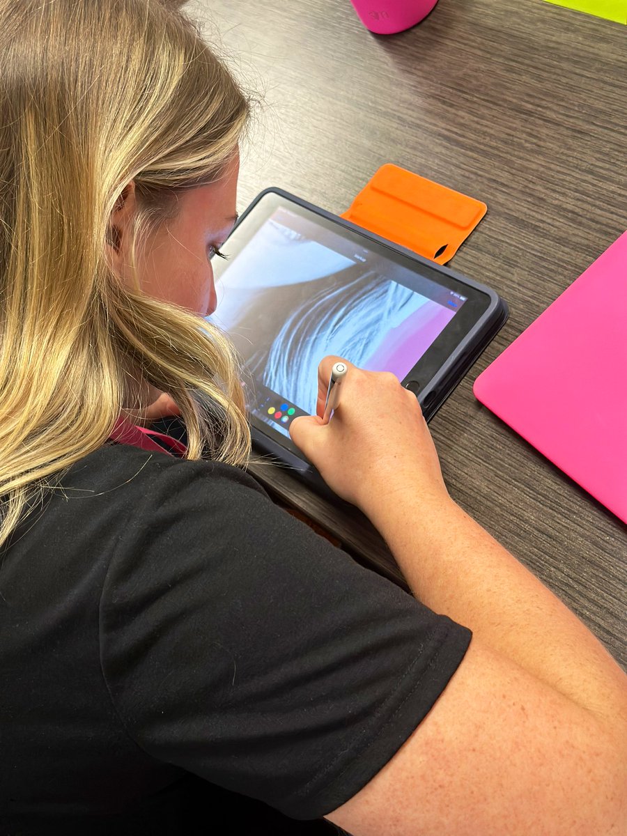 tayloryourteach's tweet image. 🤩 #RISDAIMAlumni is in the house! We have day two with @arosansky &amp;amp; @mryenca for #AppleProfessionalLearning! This morning our teachers:
🎨 Explored Pop Art
🗣️ Discussed Culture
🎥 #Keynote Live Video
#AppleTeacher #RISDWeAreOne