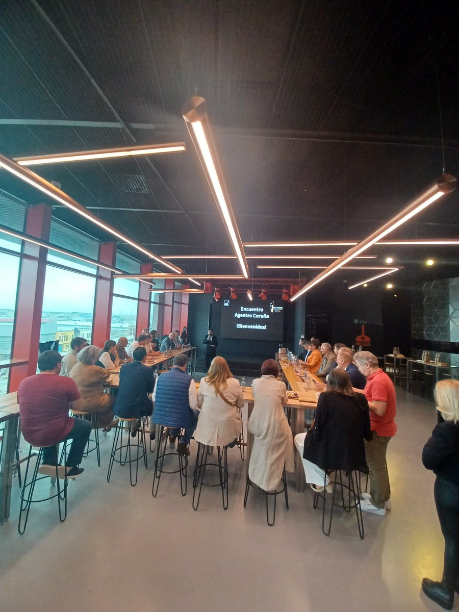PacoLama_AXA's tweet photo. En el museo Mega de @estrellagalicia con los mejores Agentes de @AXASegurosEs de la provincia de La Coruña compartiendo oportunidades y éxitos del 2023 #PlanEstrella #Coruña #Seguro #Seguros #NoticiasSeguros #Objetivos #MuseoMega https://t.co/zNE21bfwr7
