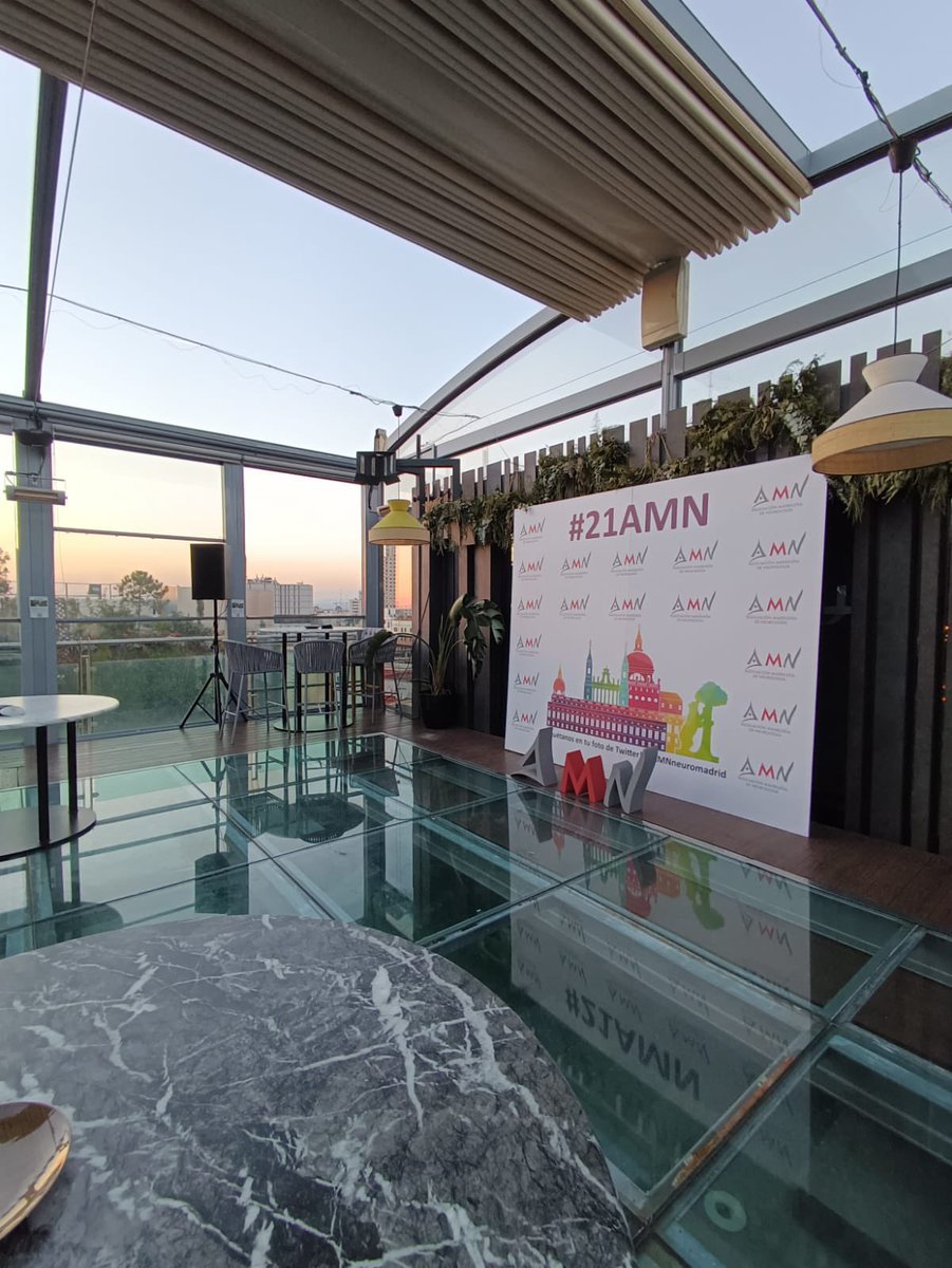 AMNneuromadrid's tweet photo. El rooftop ya está preparado para recibir nuestro cóctel #neurologia y mujer 👩🏻⚕️🍸🌅 con @C_OrejaGuevara y @Martaguillan de anfitrionas… muchas sorpresas y brindis 🥂 al atardecer #21AMN https://t.co/LfxqnqDlPm