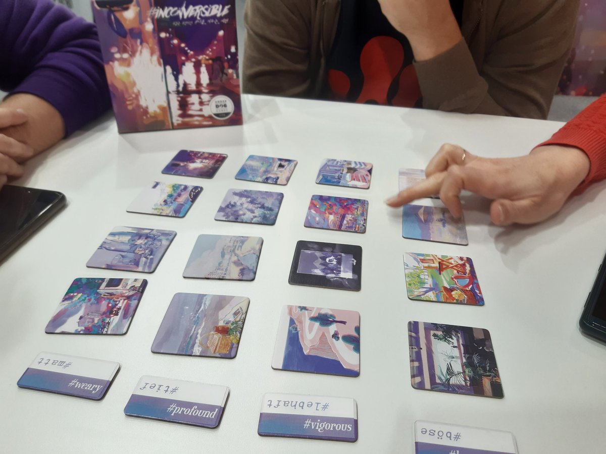 Cyrus_J2S's tweet photo. On a essayé #Inconversible chez Underdog Games. Jeu d'association d'idées coopératif avec une dynamique d'élimination à la Similo où on joue avec des adjectifs. Très fan des illustrations. Ça ne renouvelle cependant pas assez le genre à mon goût
#j2s #SPIEL23 https://t.co/yaKbeM61Fc