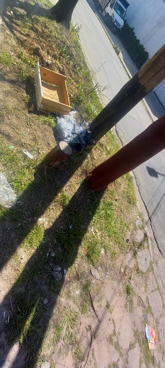 GLADYS_MASBsAs's tweet photo. @diegokravetz Le escribo porque no puedo creer que en una de las calles principales de acceso al Palacio Municipal haya tanta mugre acumulada hace más de 15 dias. Cnel Segui al 500 y Carlos Casares. Se necesita LIMPIEZA URGENTE por favor. Se va a llenar de ratas !!!GRACIAS https://t.co/jh700Rc8ry