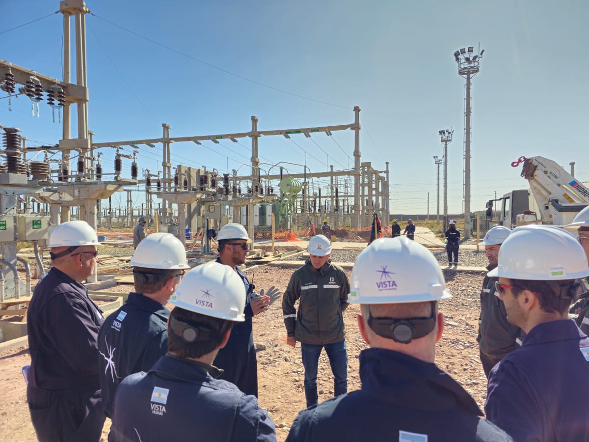 EPEN_Informa's tweet photo. Autoridades del EPEN recorrieron los avances de obra en la Estación Transformadora Loma Campana en #Añelo, con representantes de las empresas Vista y Lesko. Se colocará un transformador de 45 MVA que reemplazará a uno de 15 MVA. Este último quedará disponible ante emergencias⚡️ https://t.co/MoNAa574WC