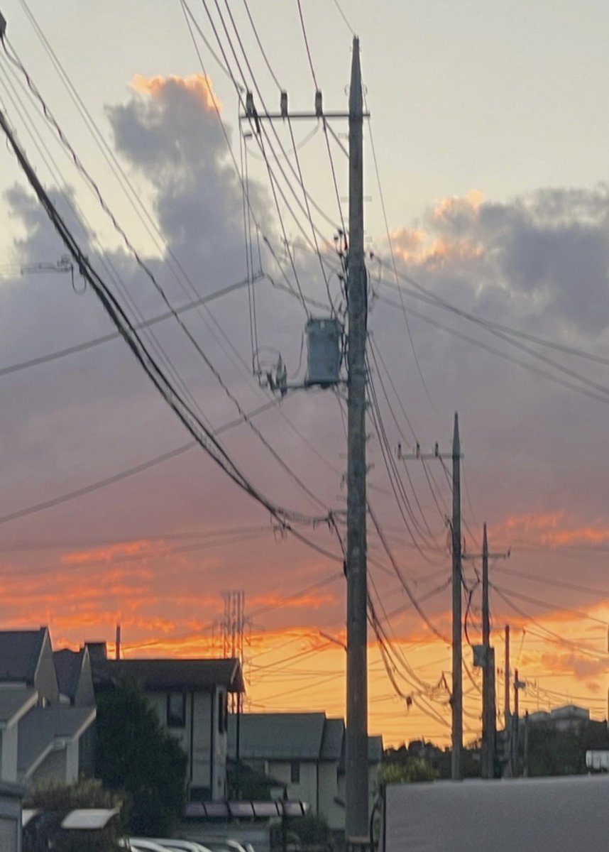 chankana480's tweet photo. 今日ずっと��と雲きれいだったな

☁️💙🧡 https://t.co/mwSOQwMXee