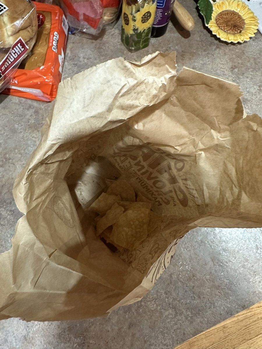 Raining_C's tweet photo. Sadly had a disappointing experience last time I ordered @ChipotleTweets 

Bag of chips had barely a handful and burrito was smushed and poorly rolled. Even food bursting out of it upon opening. https://t.co/aHttCNdEW7