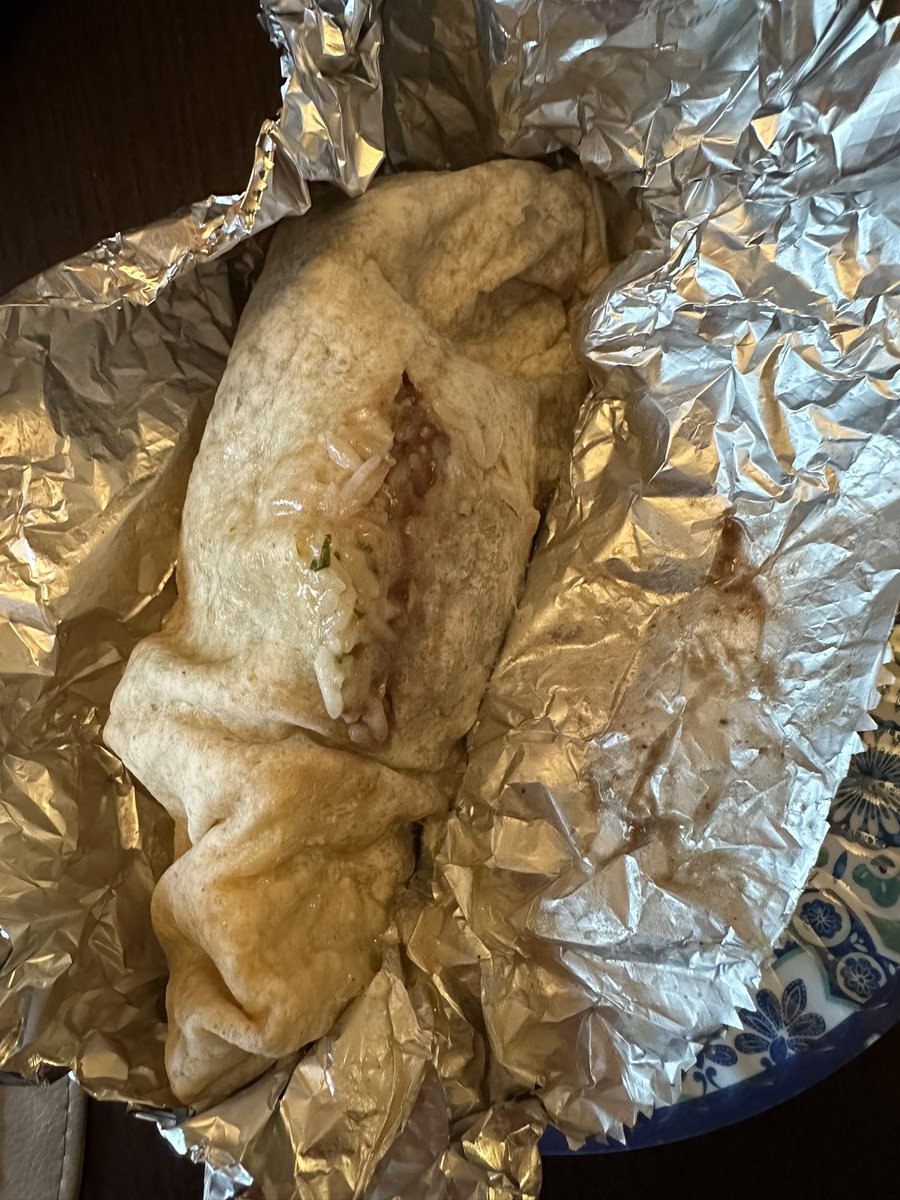 Raining_C's tweet photo. Sadly had a disappointing experience last time I ordered @ChipotleTweets 

Bag of chips had barely a handful and burrito was smushed and poorly rolled. Even food bursting out of it upon opening. https://t.co/aHttCNdEW7