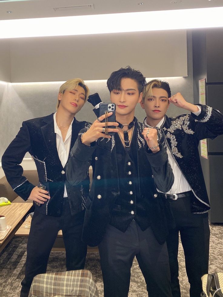 Scn really tried to copy their encouraging pose but Hwc took the pic right when he checked him out and hj was not amused. Good thing that Scn wouldn't mind being put back into his place by his Captain and even less so if it meant he was made to serve them both...