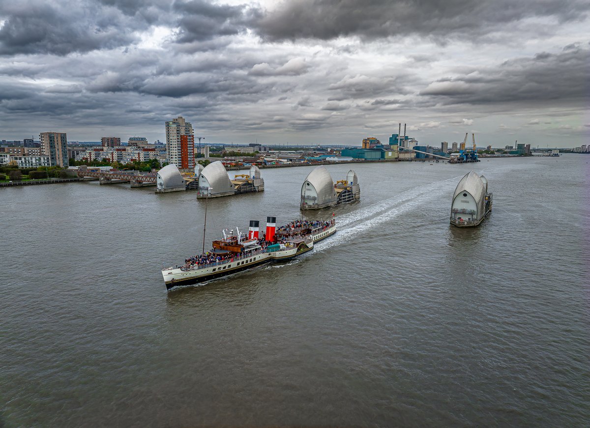 PS Waverley makes her way through the Thames Barrier this afternoon 05/10/2023.
@PS_Waverley @NatHistShips
#PSWaverley #WaverleyExcursions #PaddleSteamer #RiverThames #London #HistoricShips #ThamesBarrier