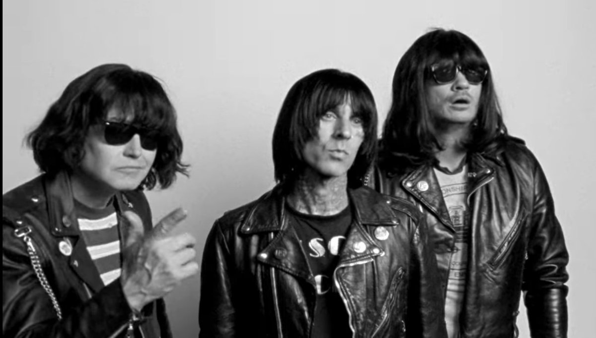 La nueva canción de blink 182 me recordó a dude ranch 🖤🤧