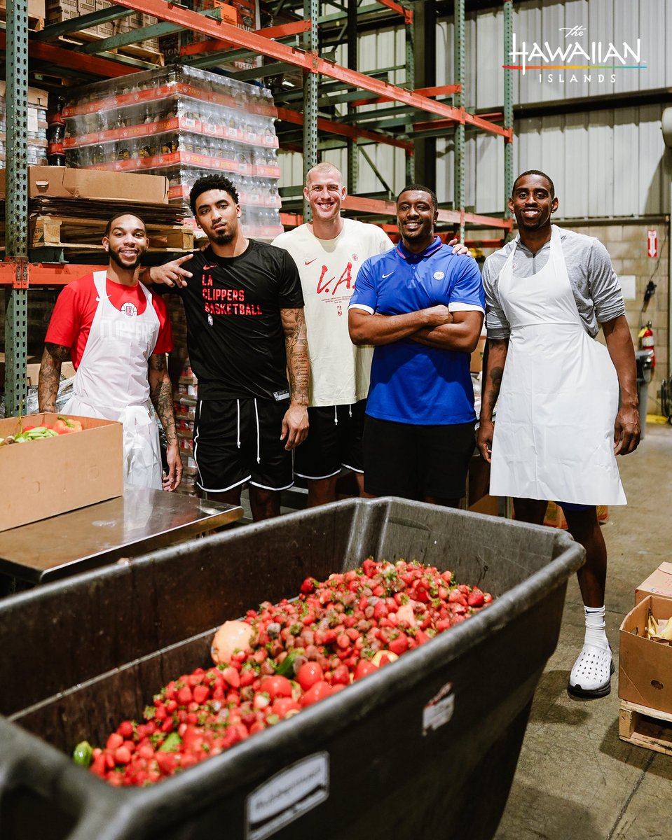 LAClippers's tweet image. Giving back to the Hawaiʻi community with @utahjazz ❤️

Players and coaches from both teams visited the @hawaiifoodbank yesterday to sort and inspect donations for Maui wildfire relief efforts