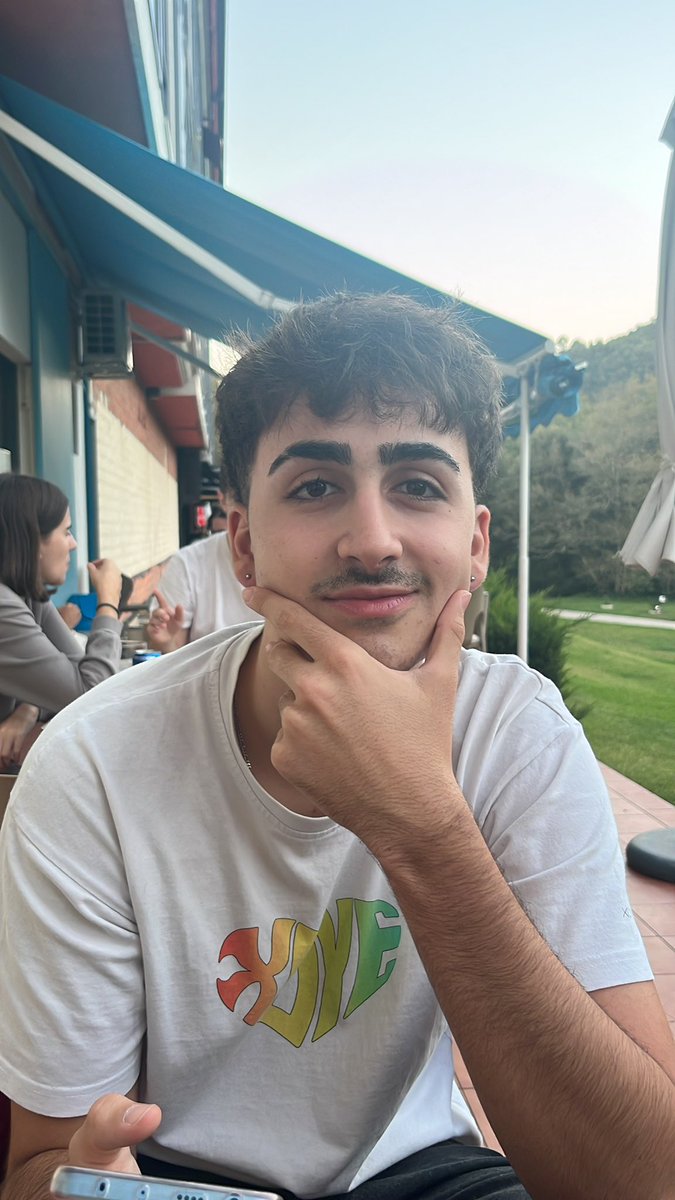 evabasgomez's tweet photo. “eva soy literalmente el mas guapo de mi clase” https://t.co/GORrNOjw4C