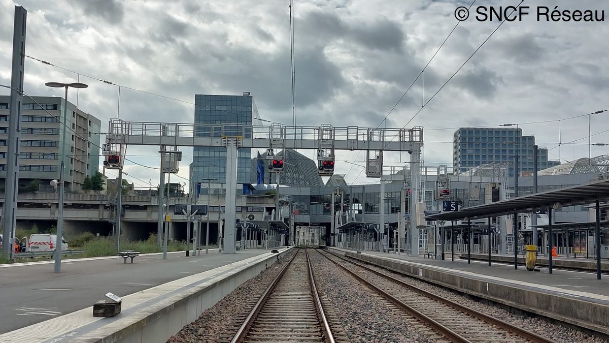 Cheminot_du_75's tweet photo. Ille-et-Vilaine : le système innovant #2TMV (2 trains même voie) vient d'être inauguré en gare de Rennes ! 
Objectif : augmenter de 30% la capacité d'accueil avec 2 trains sur une même voie. Son coût : 15 millions €, moins cher que de construire un nouveau quai.
@RocTredudon https://t.co/KSQo5ANOGd
