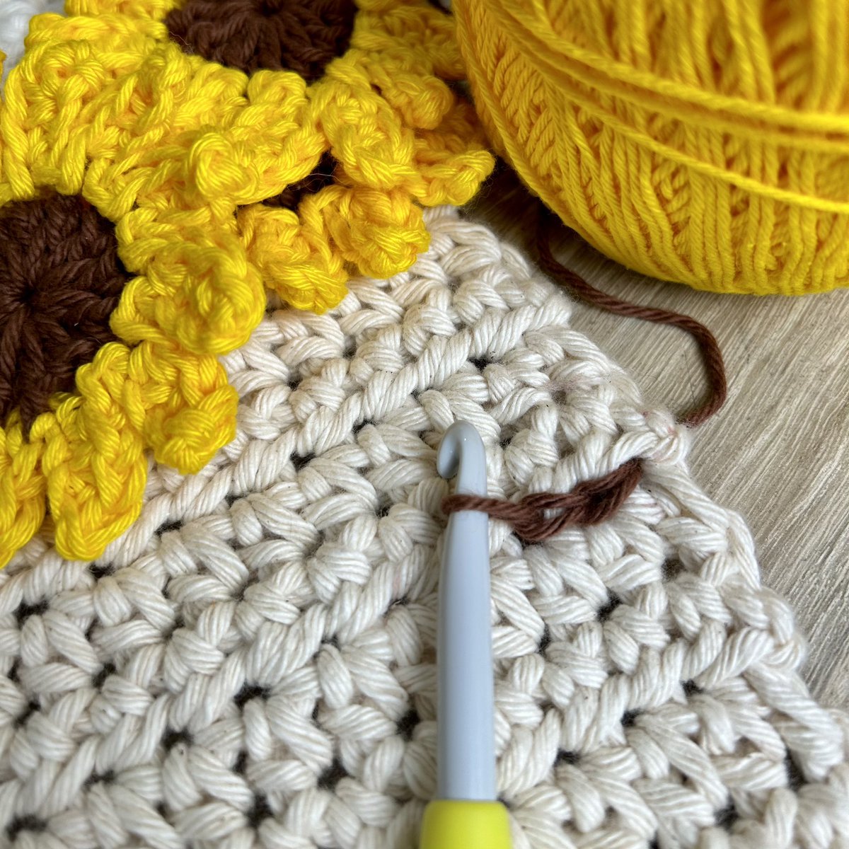 cloverusa's tweet image. happy autumn! 🍁🥧 what could be better than fall decor that doubles as a BOARD GAME? this pumpkin/sunflower tic-tac-toe board is perfect to place on your coffee table, use as decoration, or play with family + friends 🎃🌻 #clover #cloverusa #clovertools #cloverneedlecraft