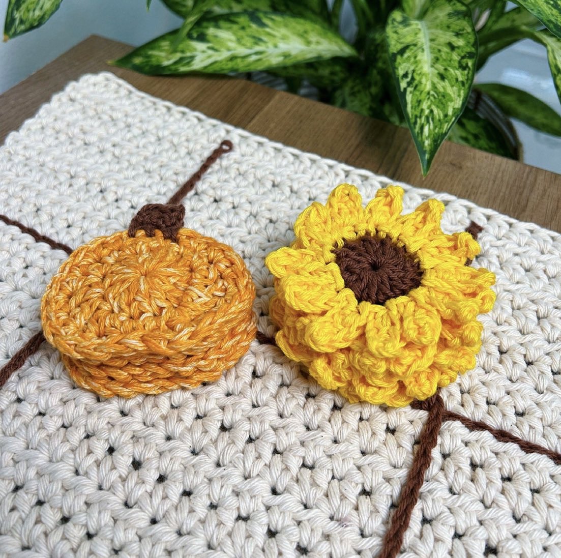 cloverusa's tweet image. happy autumn! 🍁🥧 what could be better than fall decor that doubles as a BOARD GAME? this pumpkin/sunflower tic-tac-toe board is perfect to place on your coffee table, use as decoration, or play with family + friends 🎃🌻 #clover #cloverusa #clovertools #cloverneedlecraft