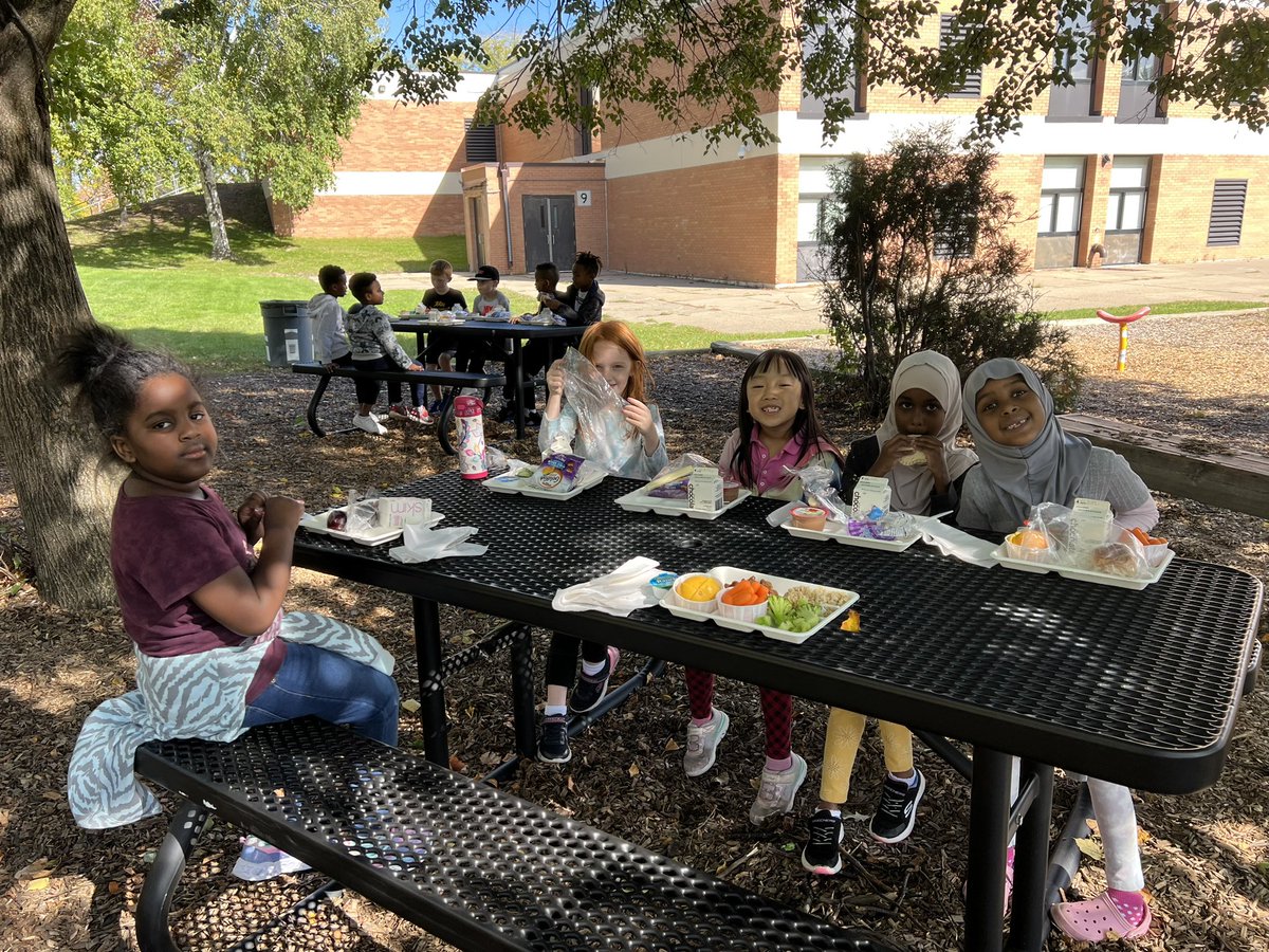 gideon_pond's tweet photo. Lunchtime joy with Mrs. Trekell's first-grade class at our new outdoor tables! Fresh air & good company make for a perfect mealtime. A big shoutout to our PTO for helping purchase the tables. It takes a village, and we have a great one at Gideon Pond.#FirstGradeAdventures #One91 https://t.co/ID3bIMIc4h