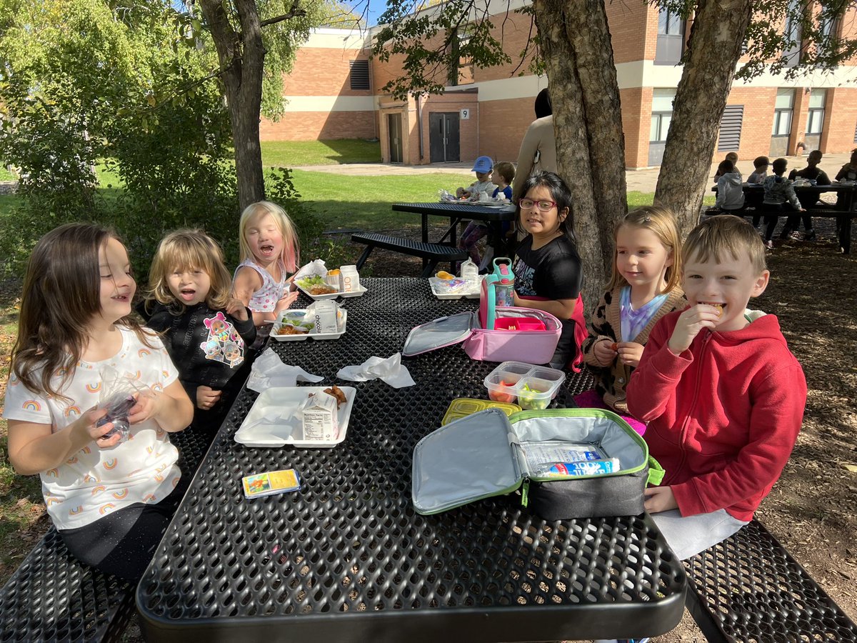 gideon_pond's tweet photo. Lunchtime joy with Mrs. Trekell's first-grade class at our new outdoor tables! Fresh air & good company make for a perfect mealtime. A big shoutout to our PTO for helping purchase the tables. It takes a village, and we have a great one at Gideon Pond.#FirstGradeAdventures #One91 https://t.co/ID3bIMIc4h
