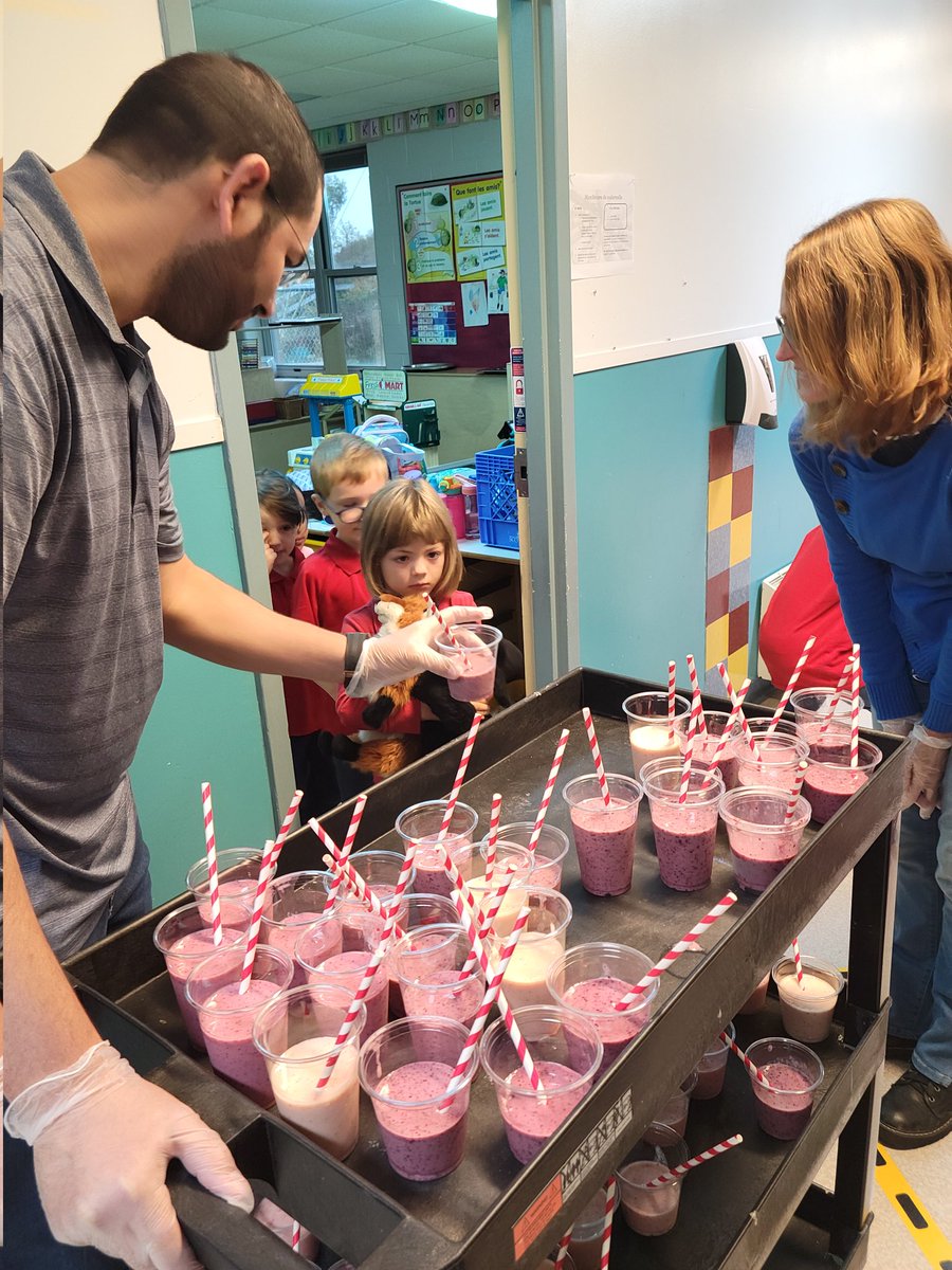EcoleGV's tweet photo. De délicieux smoothies pour déjeuner ce matin. Merci à nos bénévoles! Smoothie Day @KidsEatSmartNL https://t.co/u4BPamAwBu
