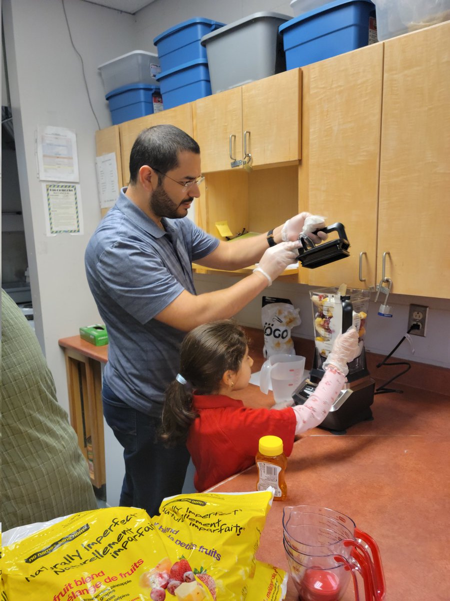 De délicieux smoothies pour déjeuner ce matin. Merci à nos bénévoles! Smoothie Day <a href="/KidsEatSmartNL/">Kids Eat Smart</a>