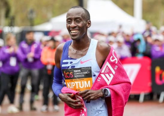 Asb71atleta's tweet photo. Kelvin Kiptum: "Entreno a diario, hago 25 kilómetros cada mañana y 13 kilómetros más tarde por la tarde. También hago carreras largas los jueves que me permiten recorrer entre 35 y 40 kilómetros". https://t.co/hiYsSmKv9t