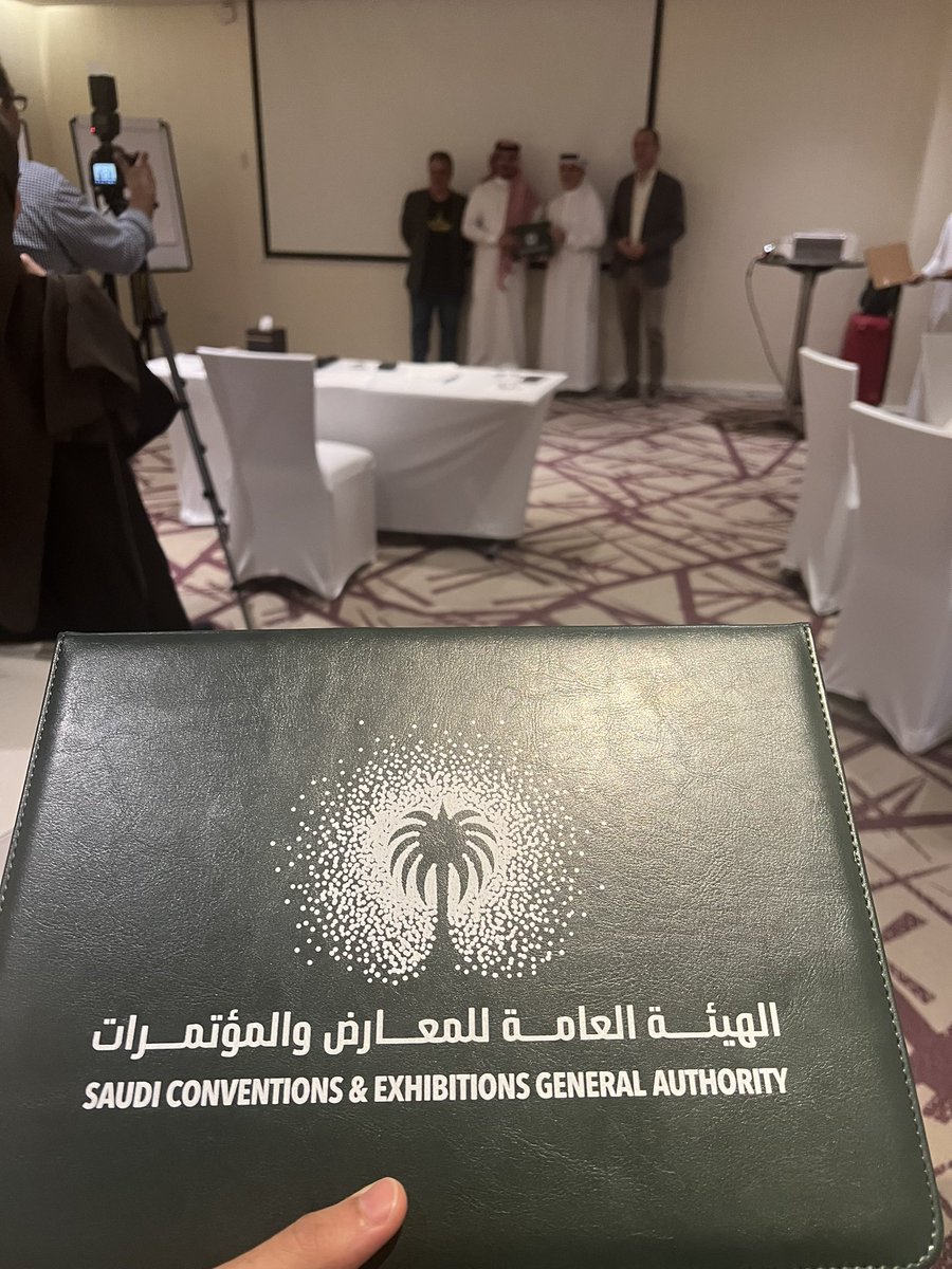 mojakoha's tweet photo. سعيد ان اشارككم انتي حصلت على شهادة أخصائي المؤتمرات الدولية من ICCA!

أشكر الرئيس التنفيذي للهيئة العامة السعودية للمؤتمرات والمعارض الأستاذ @AmjedShacker على اهتمامه وحضوره وتكريمه ودعمه لنا نحن المتدربين.

#ICCAskills #CICS #Classof2023 https://t.co/1I2u6hWKPj