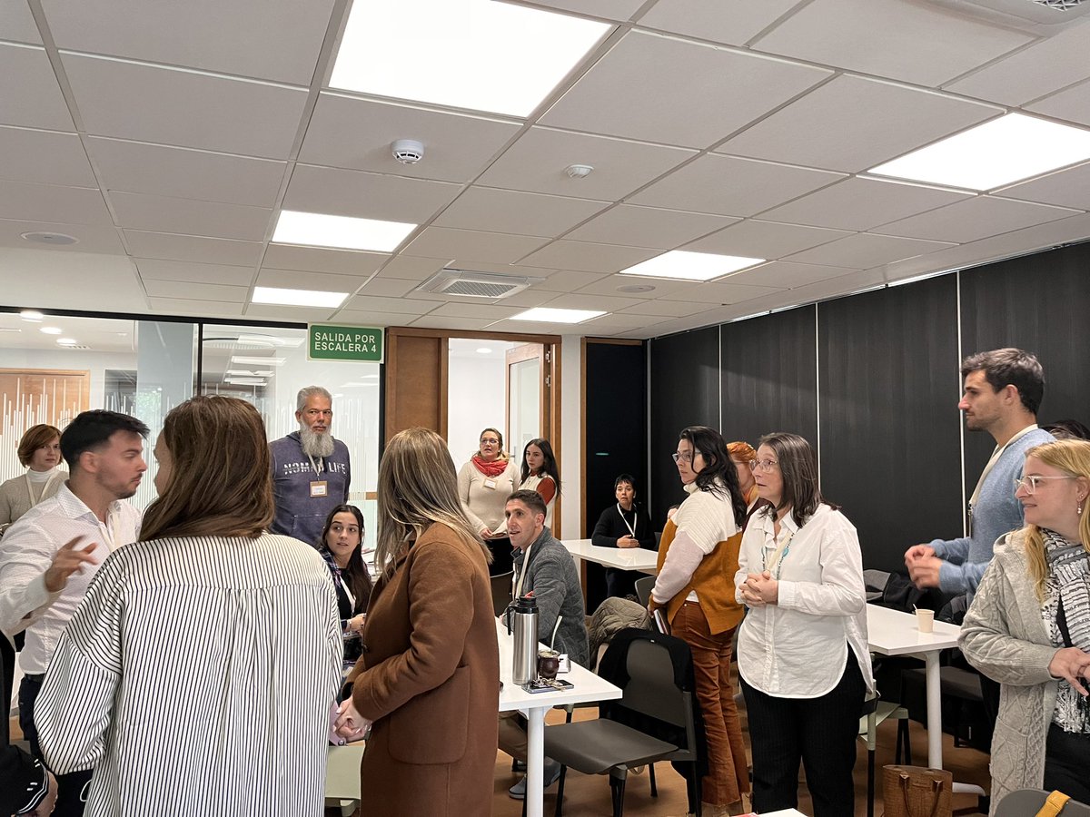 🔛 La Conferencia Internacional sobre Aprendizaje Basado en Problemas avanza con entusiasmo y espacios repletos. 
Aquí algunas postales de charlas y talleres que se realizaron sobre:
✅ IA
✅ Gestión de residuos 
✅ Aprendizaje basado en juegos 
✅ Estructuras cooperativas