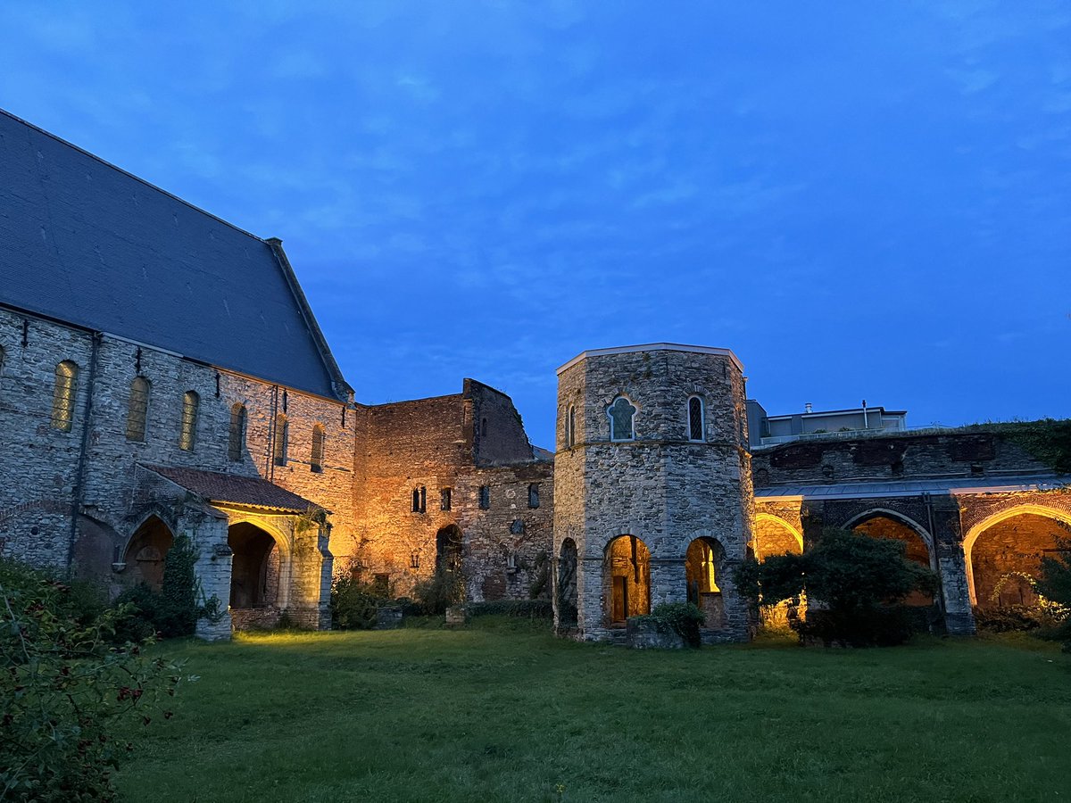 The beautiful ruins of the Abbey of St Bavo in Ghent (Flanders).

It’s the spot where John of Gaunt was born.

@HelenhCarr @thehistoryguy