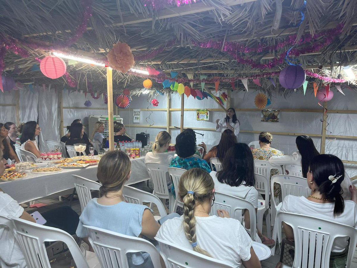 Women's Torah class in the Sukkah in Dubai 💫 שיעור נשים בסוכה הערב בדובאי מאת הרבנית חני בלוי