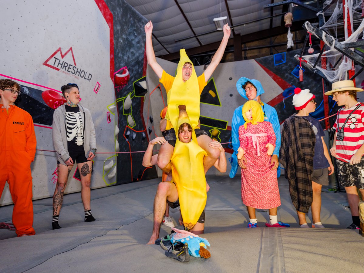 climbthreshold's tweet image. Our favorite time of the year is FINALLY here! And this is the energy we’re looking for when you walk through the door! 

Comment Below what you hope to see this year at our HALLOWEEN PARTY🤪

#halloween #gymparty #climbinggym #costume #spookyseason #fallvibes