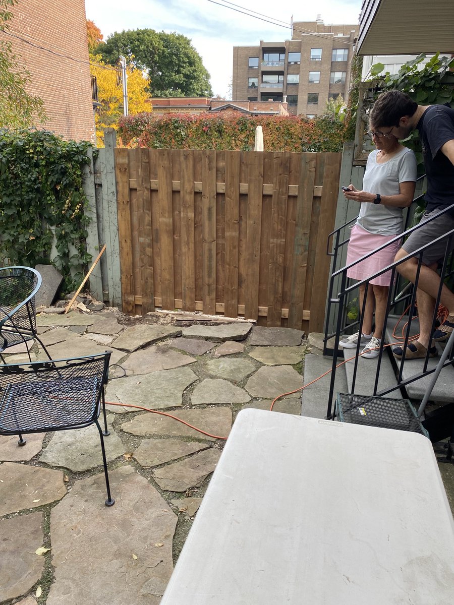 Il fait si beau, j’ai sorti mes outils et j’ai remplacé une section de ma clôture. Maintenant je dois peinturer avant la pluie annoncée pour samedi