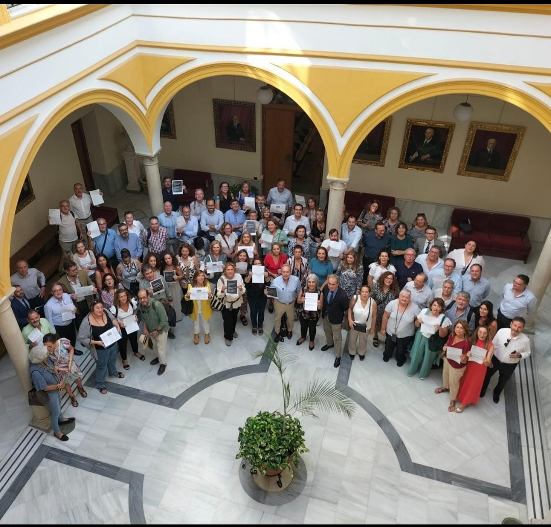 J2AlterMutua's tweet photo. Compañeros y compañeras de Sevilla clamando la #PasarelaJ2AlReta tras su importante reunión del día de hoy. Paso a paso vamos adelante. https://t.co/T4s6MpWdEh