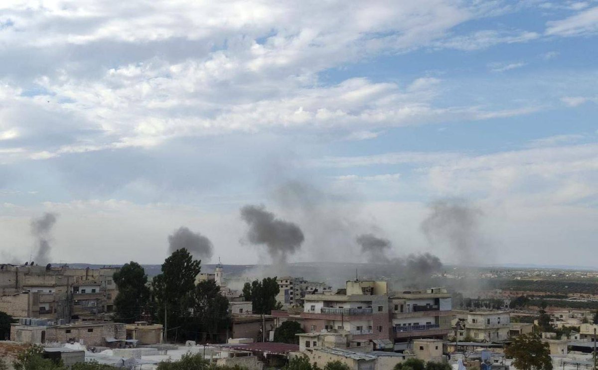 nanana365media's tweet photo. 🔴SYRIE 🇸🇾| En représailles à l'attaque de drone ce jeudi contre l'Académie militaire de #Homs (centaine de morts), l'armée #syrienne a engagé des frappes punitives dans les régions d'#Idlib & #Binnish. L'AAS a pilonné à l'artillerie lourde des positions. Des victimes signalées. https://t.co/DOya5SNUXi