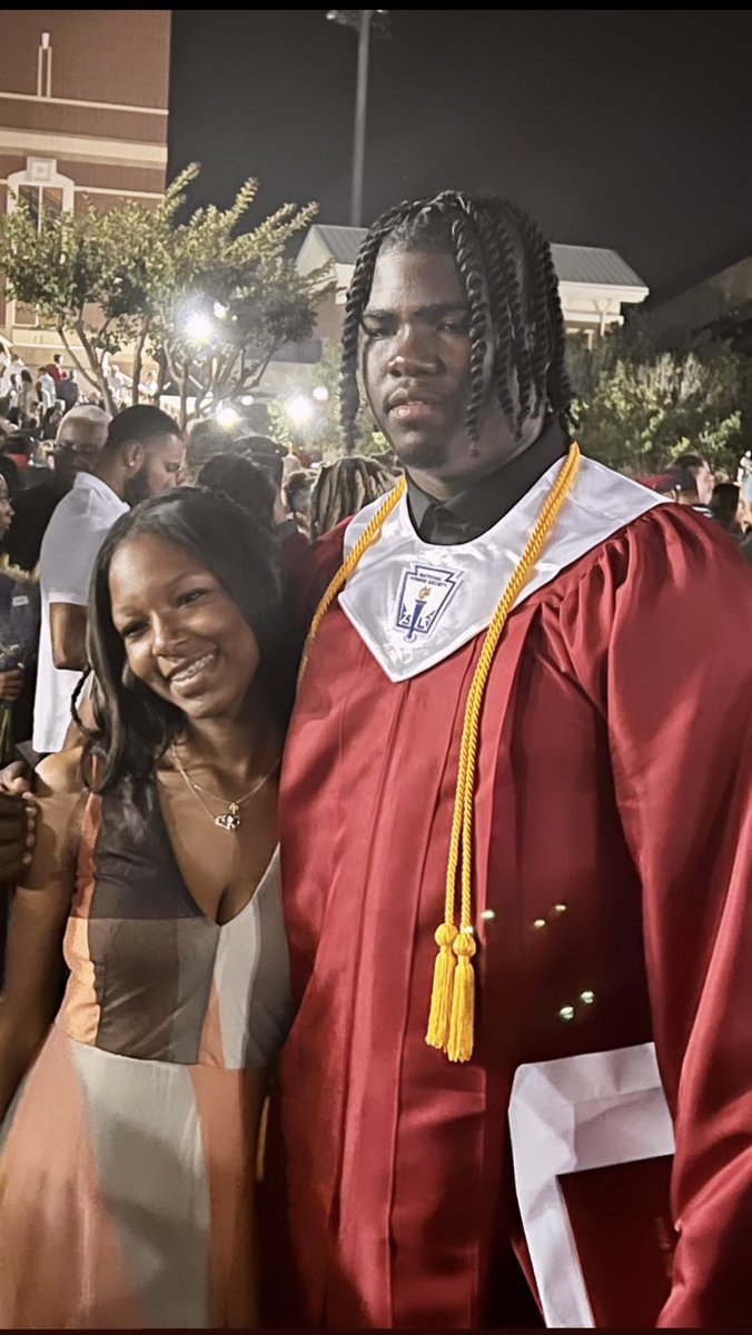 MsNikki_Nicole's tweet photo. #TBT 😌My big #champ Grad Day vs  #college 1st day 9/26 homework. Couldn’t afford to not be focused under our roof. He makes me so damn proud! Truck’d through all life threw. Always been that 1 to do more &amp; say less on &amp; off the field. 😌❤️💪🏾👑🏈 #99Mine #GodSon @d1_tee0 https://t.co/rwgquV7Icq