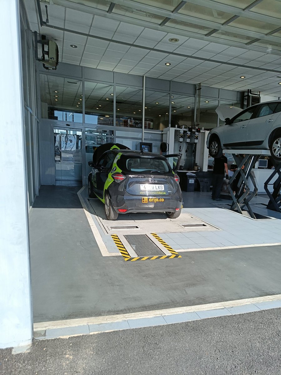 Esgueva poniéndose a punto para empezar su andadura en #Burgos. Dentro de nada estaremos ofreciendo nuestro servicio de #carsharing en la ciudad de #Burgos así que síguenos en las redes para saber el día exacto. #movilidad #cocheelectrico #movilidadsostenible #ekiwi