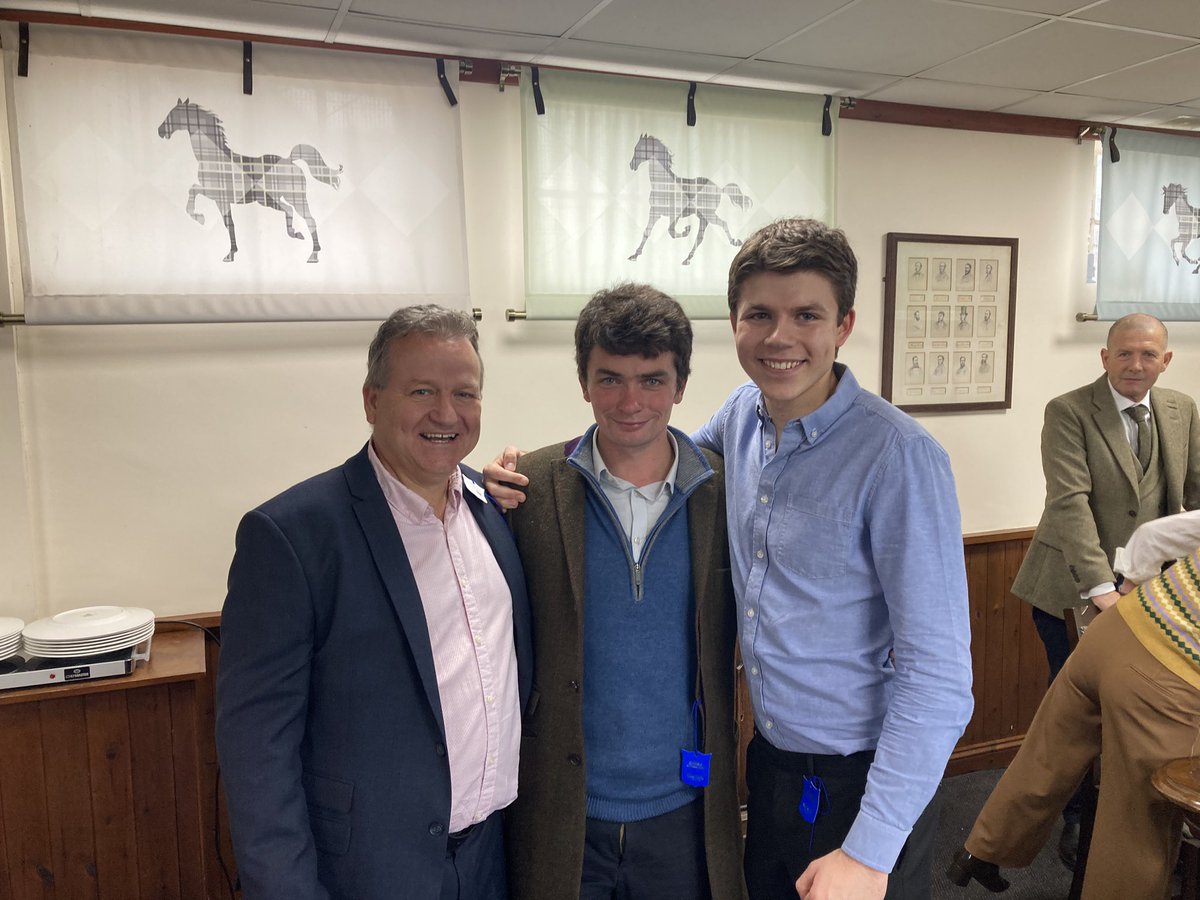 DavidVeysey's tweet photo. Great day at @WarwickRaces with @JosephVeysey where Bagheera Ginge won over fences for the first time for @gingearmyracing captured on @RacingTV - thanks @samtwiston @willy_twiston @NigelTwistonDav @johnneildjnr https://t.co/1NJW5SGHof