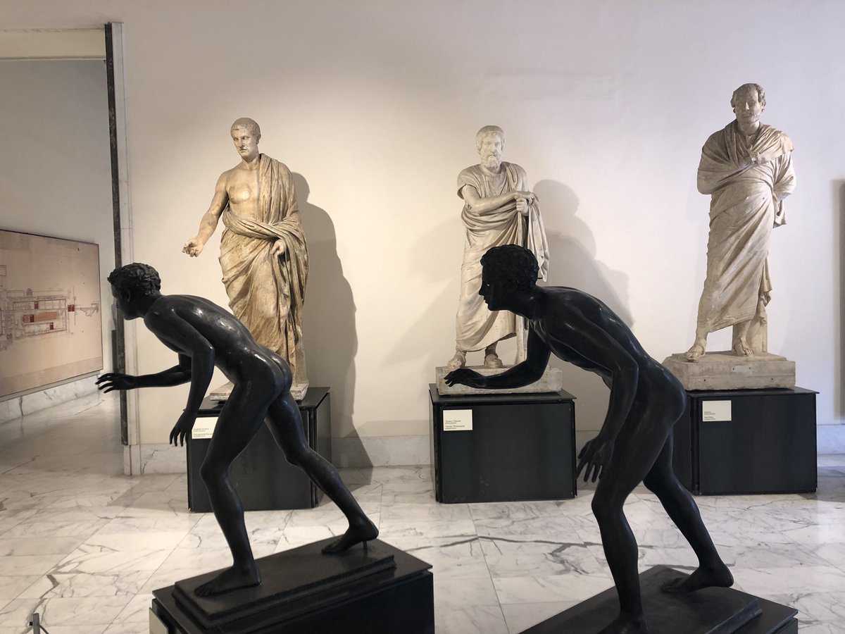 Nachdem #TeamCampania gestern die Bronzestatuen aus der Villa dei Papyri im @MANNapoli bewundern durfte, gab es heute einen einzigartigen Einblick in die Arbeit mit den namensgebenden Papyri. Vielen Dank an die tollen Kolleg:innen von der @BibNazNapoli! #AntikeKultur #Classics