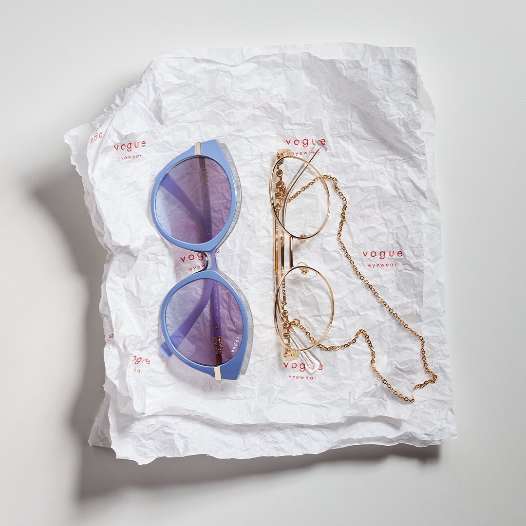 PerezSetienOp's tweet photo. ¡Un mundo 🌍 de infinitas posibilidades!
¿Cuál son tus #VogueEyewear favoritas❓
👓 🕶
#Vogue #LetsVogue
#mujer #modaMujer #estilo #voguemagazine #look
en #OpticasPerezSetien, tus #opticas de moda en #Albacete. https://t.co/E1V2pnAt9u