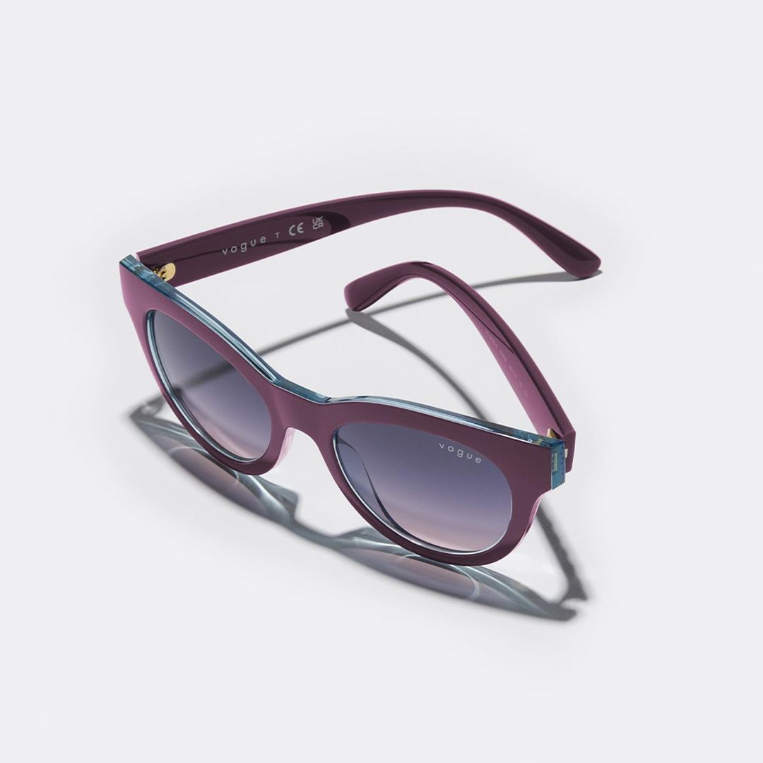 PerezSetienOp's tweet photo. ¡Un mundo 🌍 de infinitas posibilidades!
¿Cuál son tus #VogueEyewear favoritas❓
👓 🕶
#Vogue #LetsVogue
#mujer #modaMujer #estilo #voguemagazine #look
en #OpticasPerezSetien, tus #opticas de moda en #Albacete. https://t.co/E1V2pnAt9u