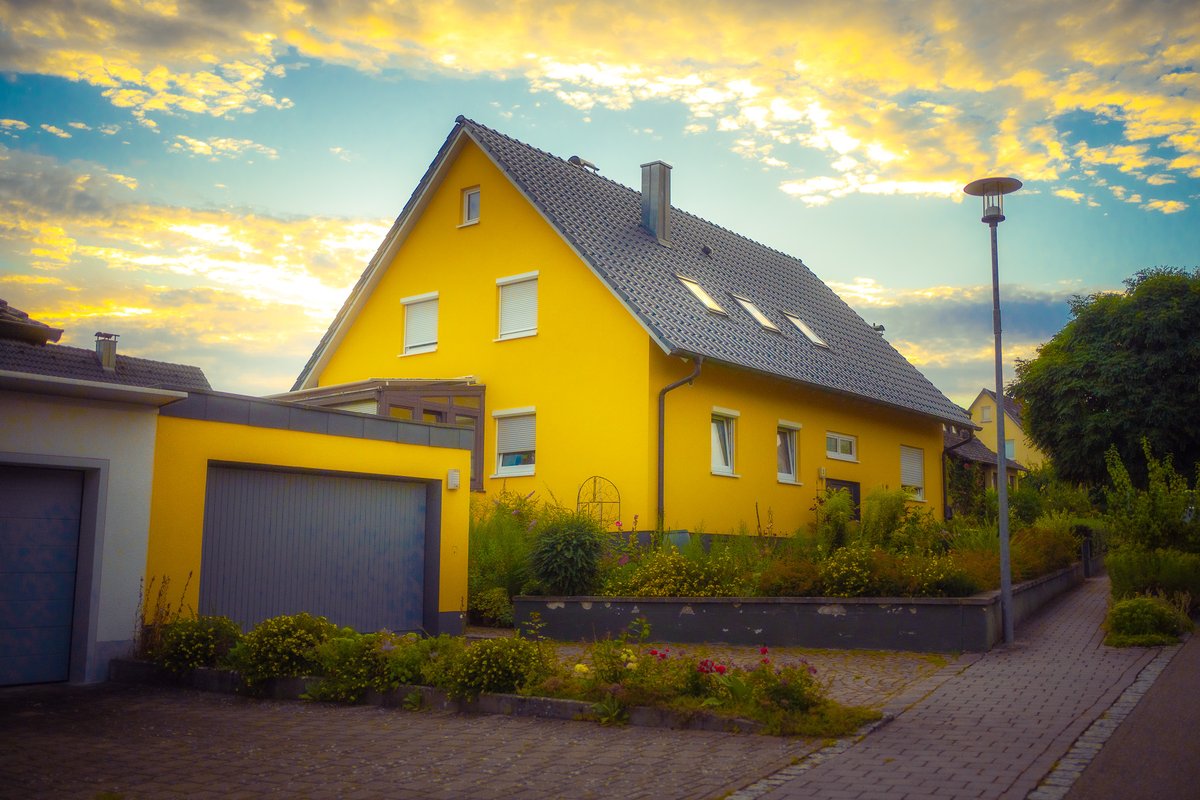 Everything yellow. 

#yellow #photography #moodyshots #streets #streetphotography