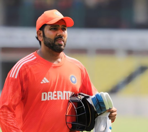 TheSwipeUp's tweet photo. Team India's striking new orange practice jersey for the ICC World Cup 2023 is unveiled by Virat Kohli

Read now: https://t.co/nECwyCCnP0

#ICCWorldCup2023
#TeamIndia
#OrangeJersey
#CricketFever
#CWC23
#ViratKohli
#RohitSharma
#CricketStyle
#IndiaAtCWC23
#CricketPassion https://t.co/8YJcaZqrSt