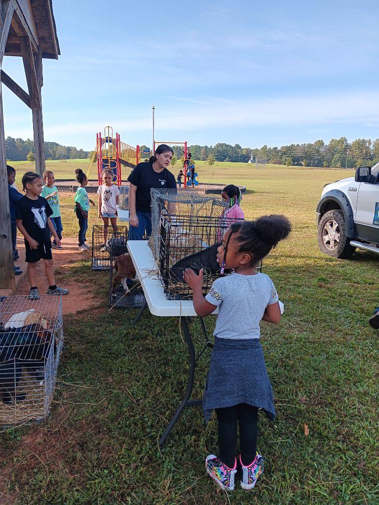 Johnsonandre_'s tweet photo. Georgia PreK students are the https://t.co/aKI2FAWJbk Thanks Farmer Mark McLeod for providing a hands on experience for community helpers! @KrystalLRichter #GeorgiaPrekWeek @AnnaHoltzm51427 @FreesEdWorld @MandisaPotter https://t.co/cnzHXdMgQj