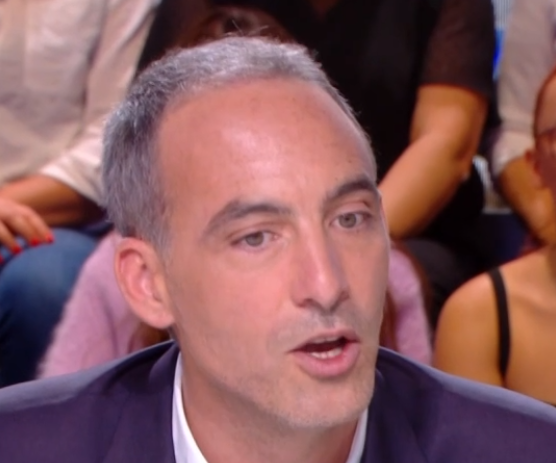 LPuremedias's tweet photo. Il est temps de poser les vraies questions, Raphaël Glucksmann, cheveux replantés ou pas ?
#Quotidien https://t.co/sRH0clIzmK