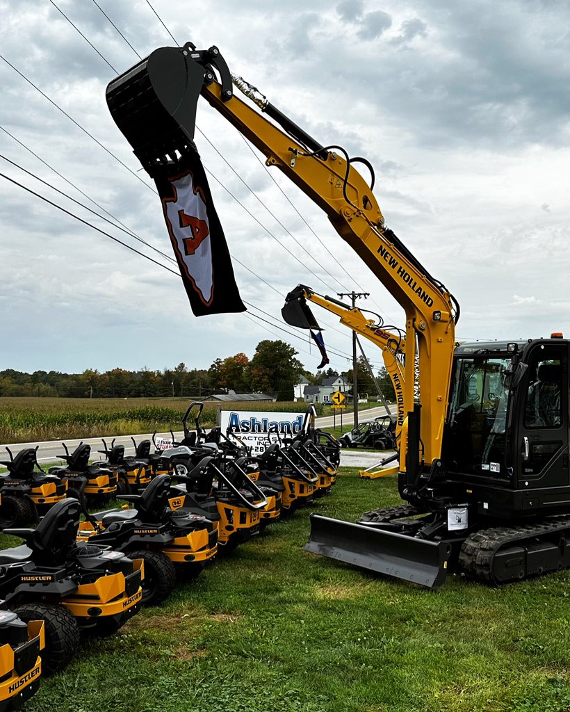 ArrowsBusiness's tweet photo. Thank you to Ashland Tractor Supply for honoring the loss of Andre Harrison(AHS student) and Bre McKean(Mapleton HS student). #weareashlandarrows🧡🖤 #mapletonstrong https://t.co/iE8FZFzCLK