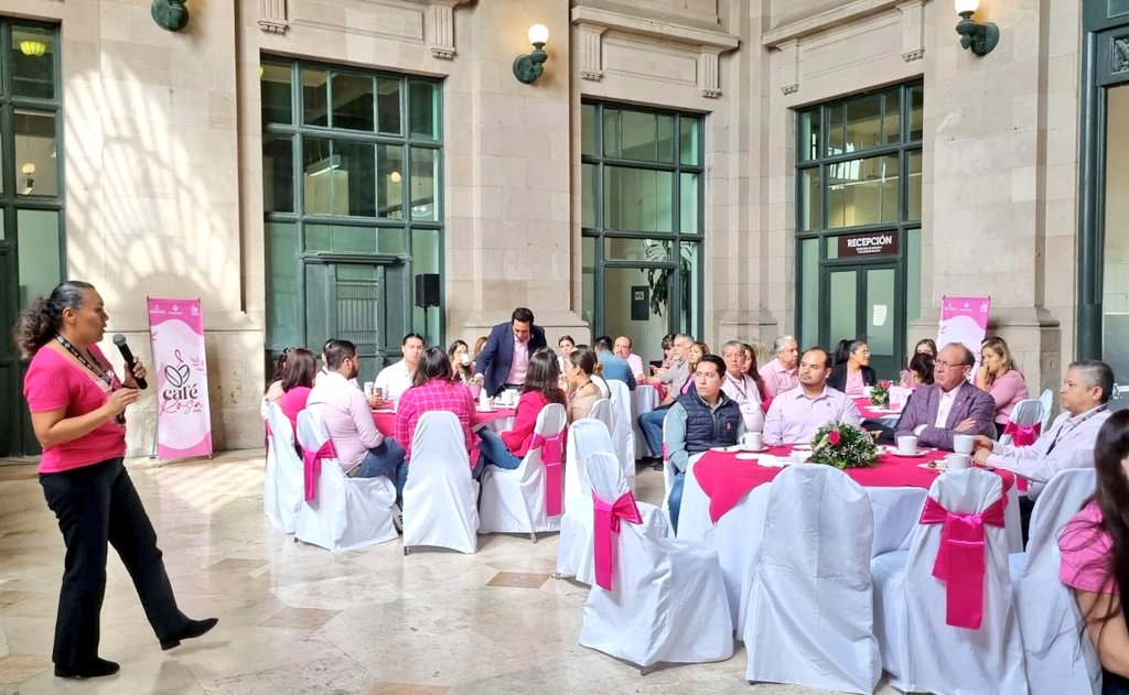 SedecoGobDgo's tweet photo. Como parte de las actividades de #OctubreRosa, estrategia que promueve la presidenta del @DIF_Durango, @Marisol_rosso, personal de la Sedeco que encabeza @AlfredoMHerrera participó en la campaña #caferosa23 que tiene como fin sensibilizar sobre el cáncer de mama. ☕️ 🌸 https://t.co/IX5CaiyhVv