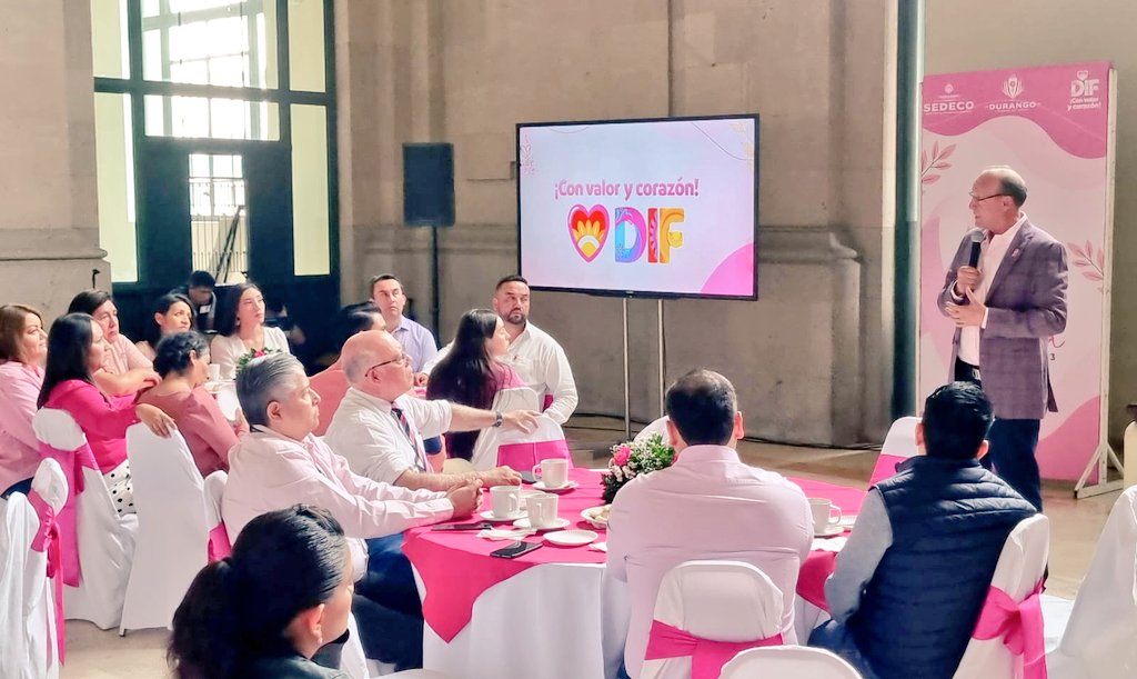SedecoGobDgo's tweet photo. Como parte de las actividades de #OctubreRosa, estrategia que promueve la presidenta del @DIF_Durango, @Marisol_rosso, personal de la Sedeco que encabeza @AlfredoMHerrera participó en la campaña #caferosa23 que tiene como fin sensibilizar sobre el cáncer de mama. ☕️ 🌸 https://t.co/IX5CaiyhVv