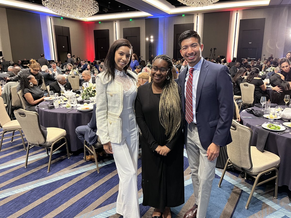 #HardWorkWorks. At @uhdowntown event met 
#accounting students Jesus -interviewing with the @SECGov & Serena already prepping for #CPAexam. + Fabiola -came from Cuba 1 yr ago, w no English, studied hard & is now pursuing nursing.  ❤️ #GoForthandConquer #KHOU11