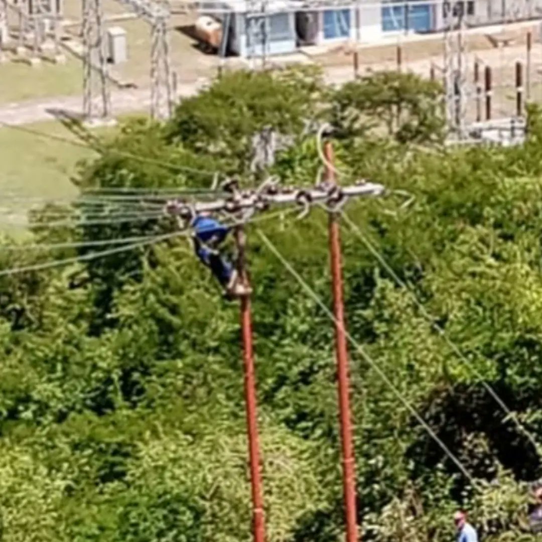 RutasFM's tweet photo. La alcaldesa del municipio Santiago Mariño @johanitakenpo informó hace instantes en su cuenta Instagram que el equipo de Corpoelec realiza actualmente maniobras en la Subestación El Mácaro para reestablecer la energía eléctrica en varios circuitos de la localidad 2:30pm https://t.co/t6I978YkiP