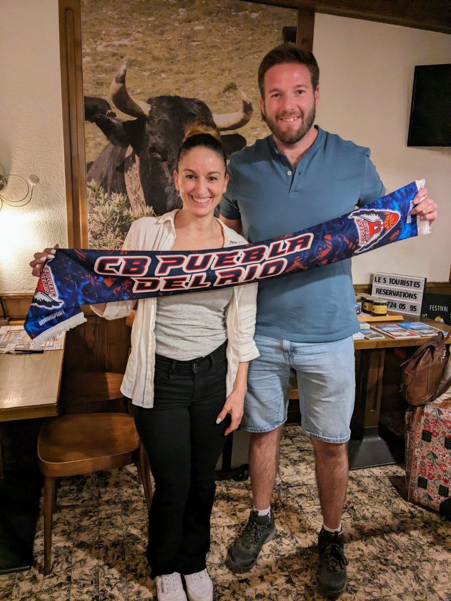 Tras su viaje por Suiza, nuestro compañero Miguel no dudo en visitar a la cigarrera Maribel Antunez Ardila, que lleva afincada en Le Châtelard 6 años. Maribel es regente del hotel restaurante "Les Touristes Chatelard" y fiel seguidora del CB Puebla.