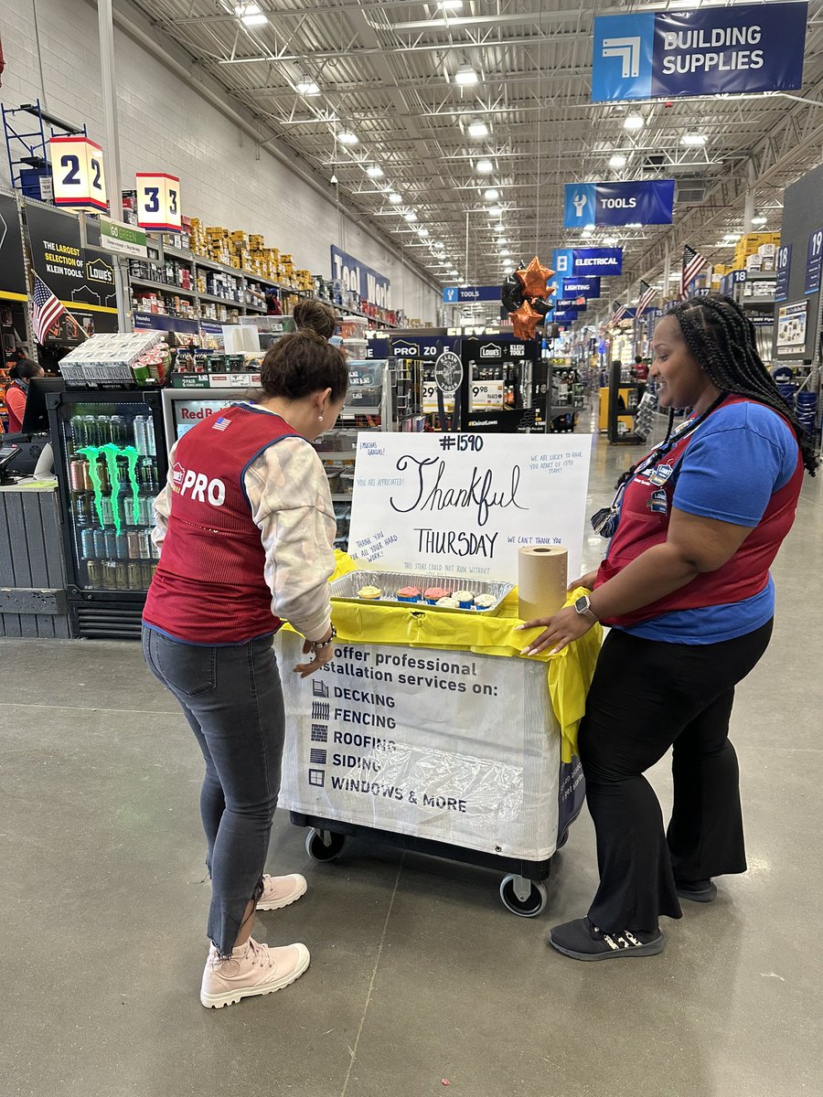 OAlicino's tweet photo. Happy #ThankfulThursday here at Lowe’s #1590! ASM Tomesha baked homemade cupcakes for the team to thank them! @UsowskiT @WileyLorena https://t.co/SUeux9pLRF