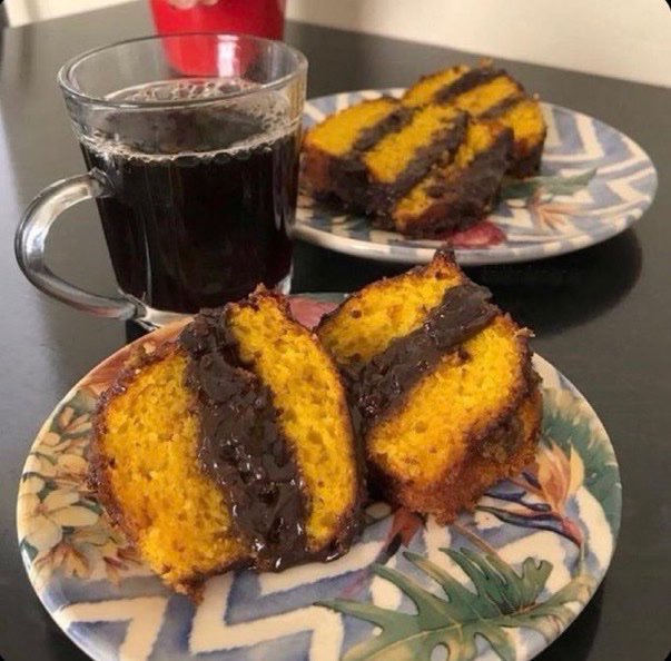 food_porn17's tweet photo. bolinho de cenoura com café https://t.co/IYWFXJeA1q