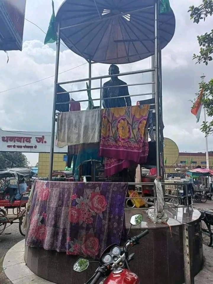 vishalmahto1947's tweet photo. सर ,धनबाद जंक्शन के समीप झारखण्ड के पितामह स्व• बिनोद बिहारी महतो जी के प्रतिमा स्थल पर कपड़ा को पसारा जा रहा है व अन्य समान को रखकर गंदा किया जा रहा है जो कि बेहत चिंताजनक है। कृपया मामले को संज्ञान में लीजिए। @dc_dhanbad @HemantSorenJMM @ChampaiSoren @drmdhnecr @dhanbadpolice https://t.co/SIIXpeko9S